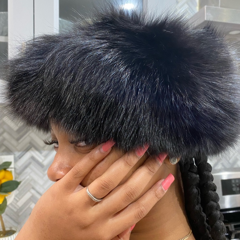 Faux headdress beautiful paired with any pea coat,petty coat 🧥 , or fur jacket